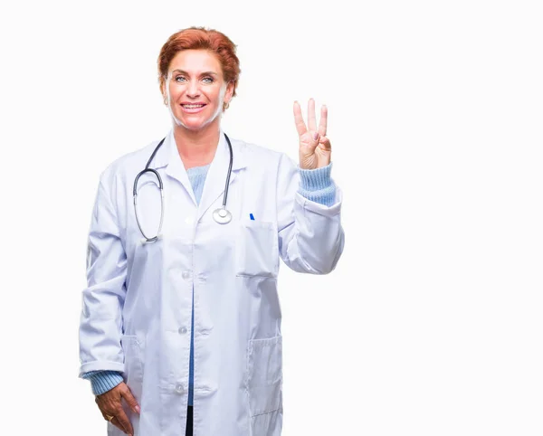 Médico Caucasiano Sênior Mulher Vestindo Uniforme Médico Sobre Fundo Isolado — Fotografia de Stock