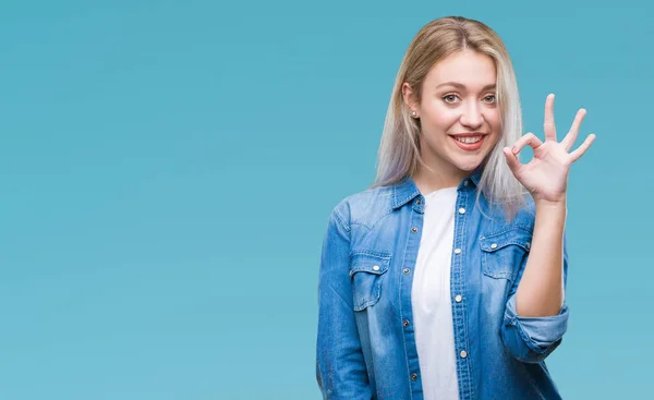 Gülümseyen Izole Arka Plan Üzerinde Sarışın Genç Kadın Parmaklar Işaretiyle — Stok fotoğraf