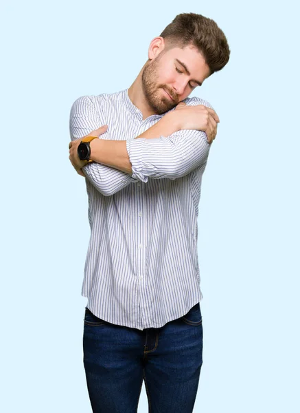 Joven Hombre Guapo Abrazándose Feliz Positivo Sonriendo Confiado Amor Propio — Foto de Stock