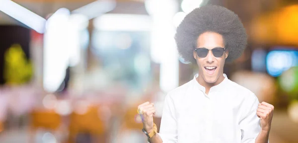 Młody African American Włosów Afro Noszenie Okularów Przeciwsłonecznych Okazji Zaskoczony — Zdjęcie stockowe