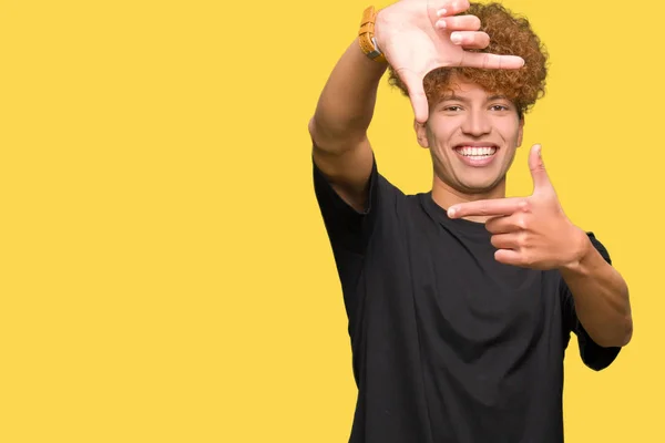 Joven Hombre Guapo Con Pelo Afro Vistiendo Camiseta Negra Sonriendo —  Fotos de Stock