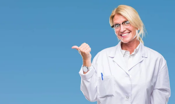 Blonde Therapeutin Mittleren Alters Weißem Mantel Über Isoliertem Hintergrund Lächelnd — Stockfoto