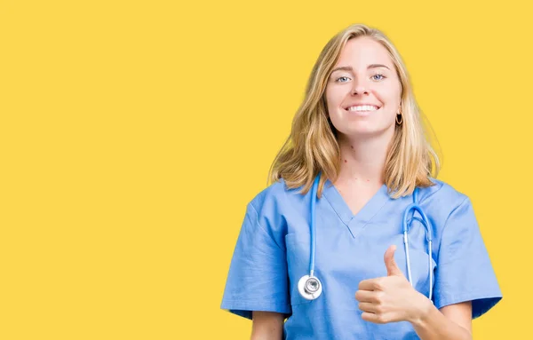 Mulher Médico Jovem Bonita Vestindo Uniforme Médico Sobre Fundo Isolado — Fotografia de Stock