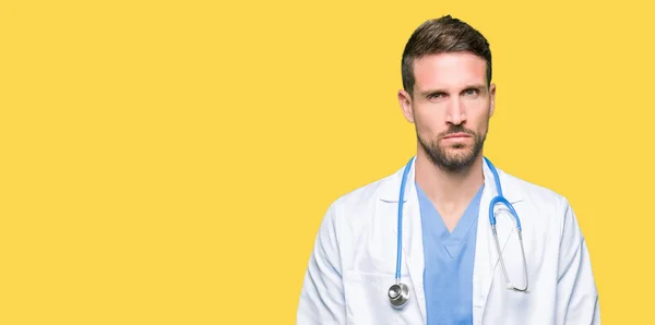 Stilig Läkare Man Bär Medicinsk Uniform Över Isolerade Bakgrund Skeptiker — Stockfoto