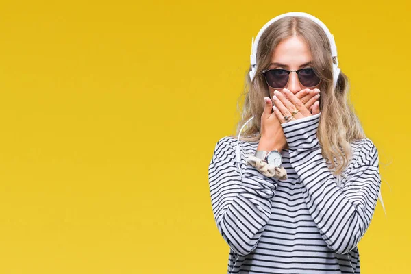 Hermosa Mujer Rubia Joven Con Auriculares Gafas Sol Sobre Fondo — Foto de Stock