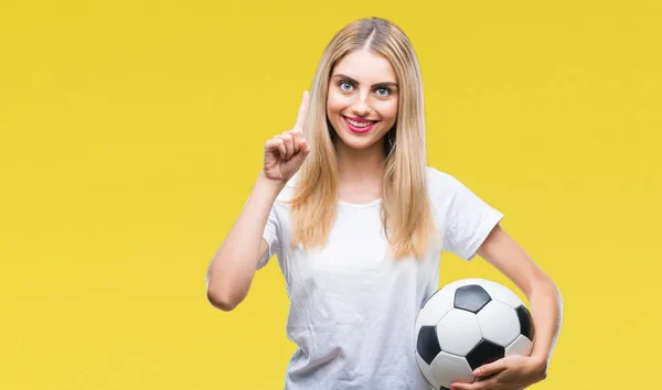 Giovane Bella Donna Bionda Che Tiene Pallone Calcio Sfondo Isolato — Foto Stock