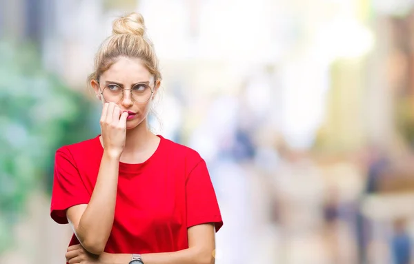 Joven Hermosa Mujer Rubia Con Camiseta Roja Gafas Sobre Fondo —  Fotos de Stock