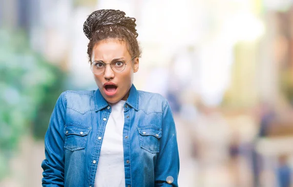 Young Gevlochten Afrikaans Amerikaans Meisje Haar Bril Geïsoleerde Achtergrond Bang — Stockfoto