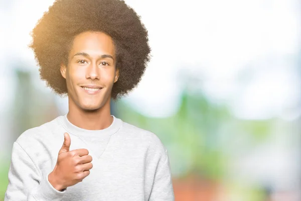 Unga Afroamerikanska Man Med Afro Hår Bär Sportig Tröja Gör — Stockfoto