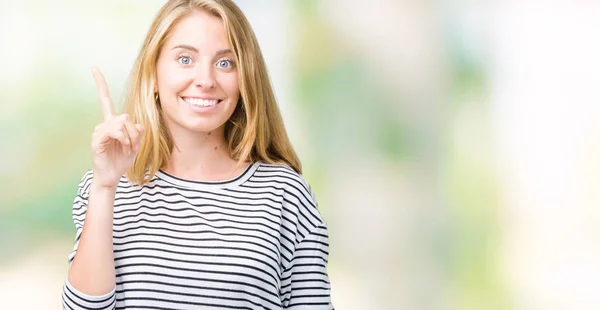 Mulher Bonita Usando Listras Camisola Sobre Fundo Isolado Apontando Dedo — Fotografia de Stock