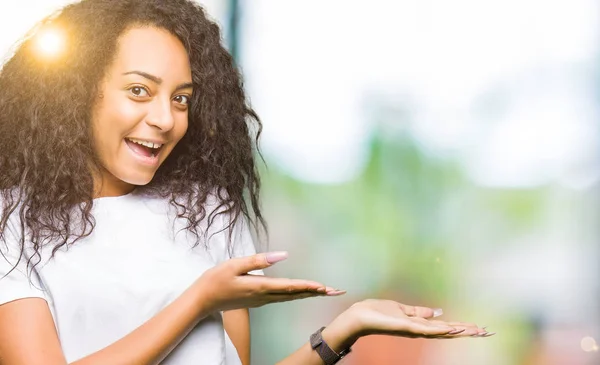 Mooi Meisje Met Krullend Haar Het Dragen Van Casual Wit — Stockfoto