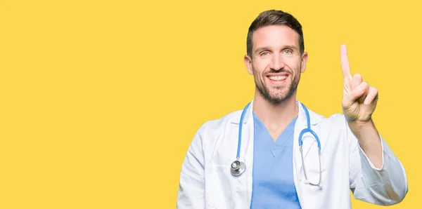 Knappe Dokter Man Medische Uniform Dragen Geïsoleerde Achtergrond Tonen Omhoog — Stockfoto