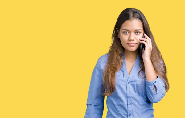 Junge Schöne Brünette Geschäftsfrau Spricht Auf Dem Smartphone Über Isolierten — Stockfoto