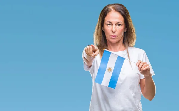 Medelåldern Spansktalande Kvinna Anläggning Flagga Argentina Över Isolerade Bakgrund Pekar — Stockfoto