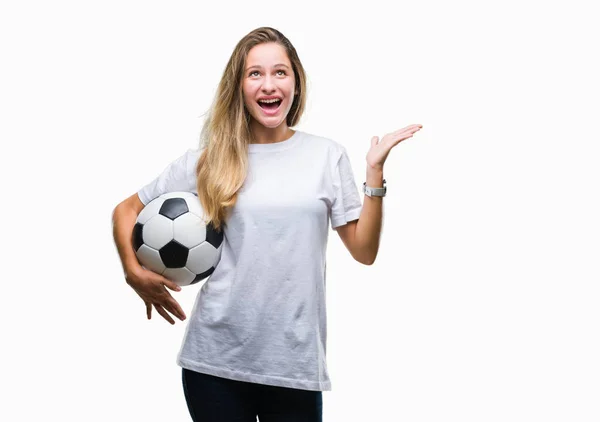 Joven Hermosa Mujer Rubia Sosteniendo Pelota Fútbol Sobre Fondo Aislado —  Fotos de Stock