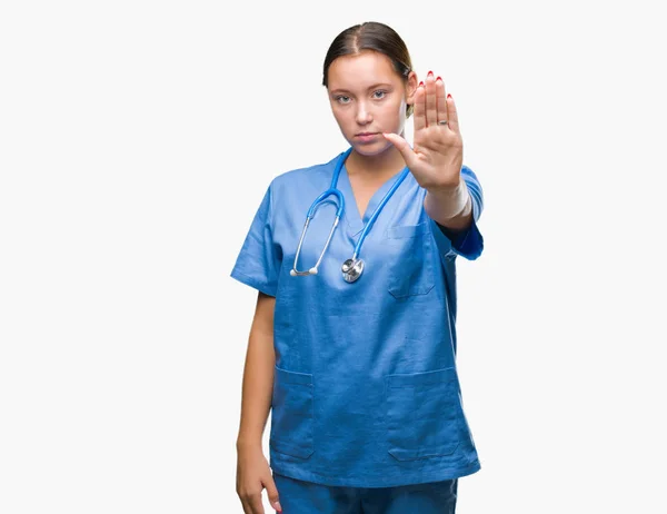 Junge Kaukasische Ärztin Die Medizinische Uniform Über Isoliertem Hintergrund Trägt — Stockfoto