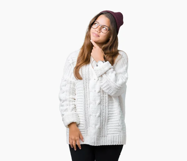 Giovane Bella Donna Hipster Bruna Indossa Occhiali Cappello Invernale Sfondo — Foto Stock