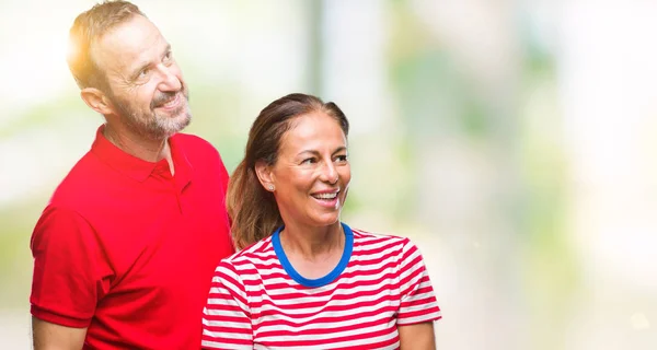 Medelåldern Spansktalande Par Kärlek Över Isolerade Bakgrunden Tittar Bort Till — Stockfoto