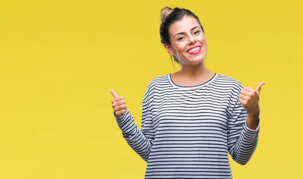 Mooie Jongedame Casual Strepen Trui Geïsoleerde Achtergrond Succes Teken Doen — Stockfoto