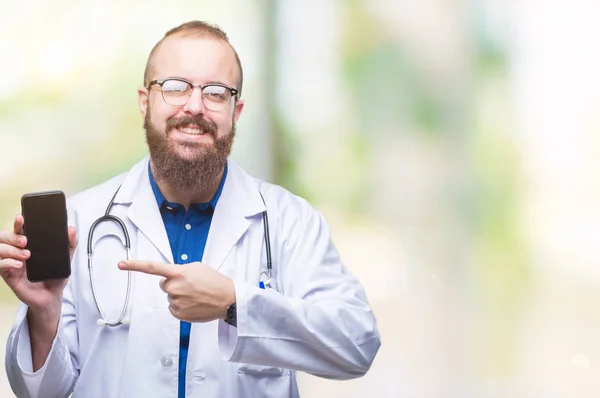 Νέος Γιατρός Άνθρωπος Δείχνει Οθόνη Smartphone Πέρα Από Απομονωμένο Υπόβαθρο — Φωτογραφία Αρχείου