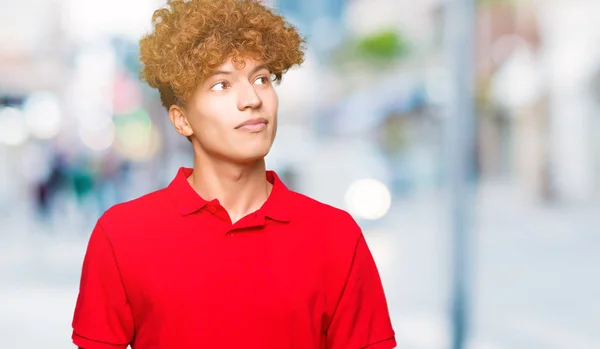 Jonge Knappe Man Met Afro Haar Dragen Rode Shirt Glimlachend — Stockfoto