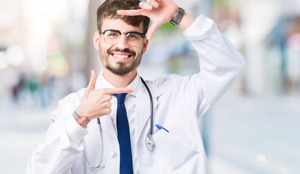 Giovane Medico Che Indossa Cappotto Ospedaliero Sfondo Isolato Sorridente Rendendo — Foto Stock