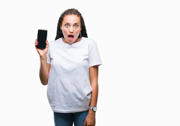 Молодая Афроамериканка Плетеными Волосами Показывает Экран Смартфона Изолированном Фоне Напуганная — стоковое фото