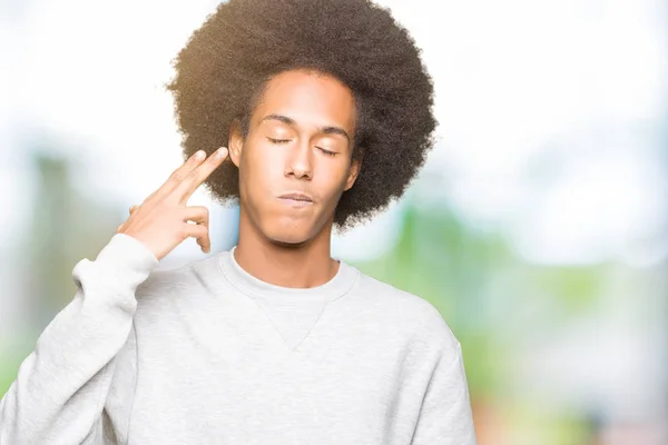 Mladý Americký Muž Afro Vlasy Nosí Sportovní Mikina Střílečky Usmrcují — Stock fotografie