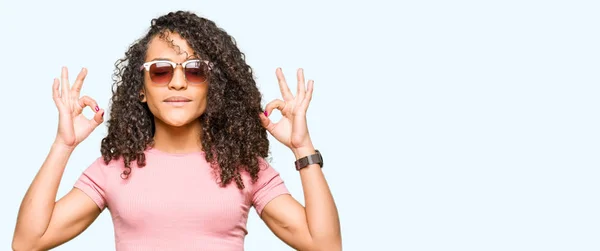 Junge Schöne Frau Mit Lockigem Haar Trägt Rosa Sonnenbrille Entspannen — Stockfoto