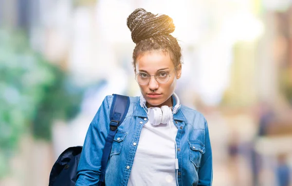 Ung Flätad Hår Afroamerikanska Student Tjej Bär Ryggsäck Över Isolerade — Stockfoto