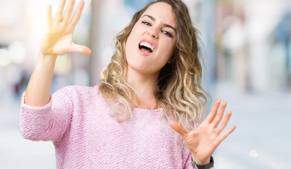 Mulher Loira Jovem Bonita Sobre Fundo Isolado Com Medo Aterrorizado — Fotografia de Stock