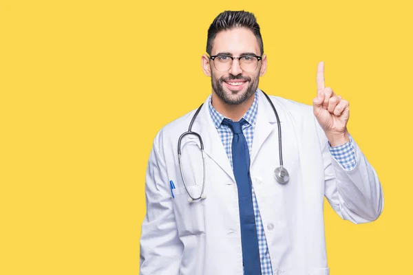 Schöner Junger Arzt Mit Isoliertem Hintergrund Der Mit Finger Nummer — Stockfoto