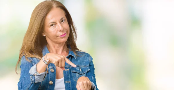 Hermosa Mujer Mediana Edad Con Chaqueta Mezclilla Casual Sobre Fondo — Foto de Stock