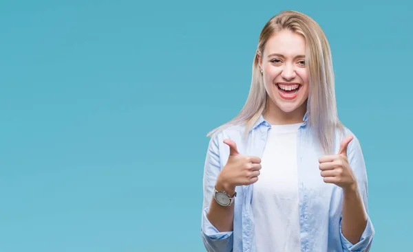 Unga Blonda Kvinnan Över Isolerade Bakgrund Framgång Tecken Gör Positiv — Stockfoto
