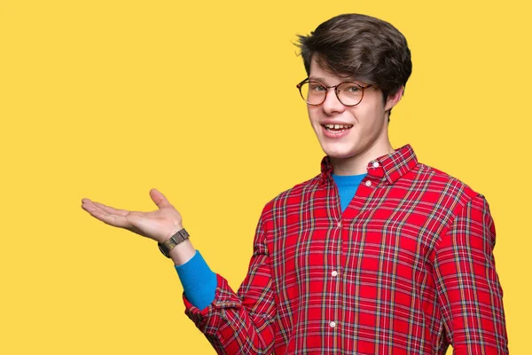 Mladý Pohledný Muž Nosí Brýle Izolované Pozadí Úsměvem Veselá Prezentaci — Stock fotografie