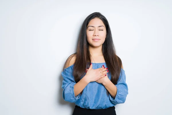 Hermosa Mujer Morena Sobre Fondo Aislado Sonriendo Con Las Manos — Foto de Stock