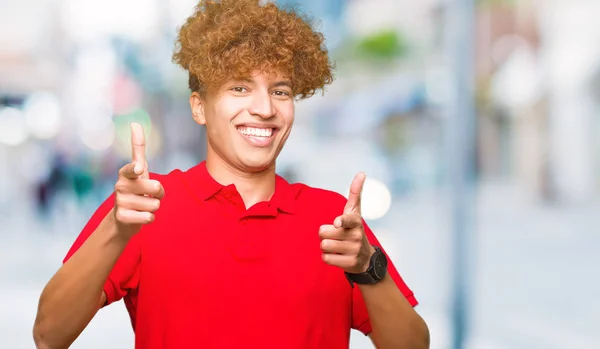 Joven Hombre Guapo Con Pelo Afro Usando Camiseta Roja Señalando — Foto de Stock