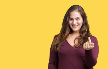 Güzel ve çekici artı boyutu genç kadın Beckoning gel burada mutlu ve gülümseyerek el davet ile jest izole arka plan üzerinde elbise