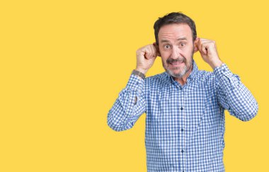 Yakışıklı orta yaş parmak, komik jest ile izole arka plan gülen çekerek kulakları üzerinde zarif komuta sizde. Seçmelere sorun