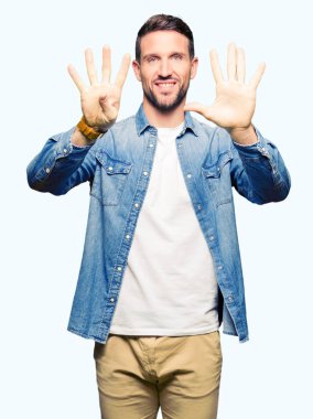 Sakal üzerinde gösterilen ve parmakları ile işaret denim ceket ve mavi gözlü yakışıklı adamla numara 9 kendinden emin ve mutlu gülümseyerek süre.