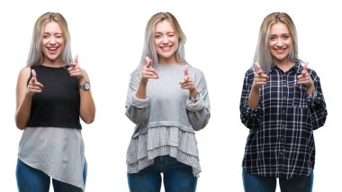 Kolaj bir fotoğraf makinesi ile mutlu ve komik yüz için parmakları işaret izole arka plan güzel sarışın genç kadın. İyi enerji ve vibes.