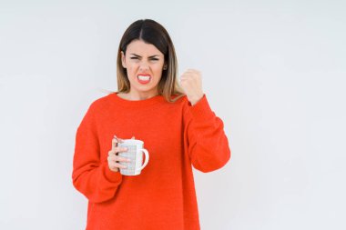 Genç kadın bardak kahve içerken izole arka rahatsız ve boşa çıkarmak ile öfke, çılgın ve yükseltilmiş eliyle diye bağıran öfke kavramı bağırarak.