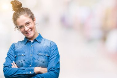 Güzel genç esmer kıvırcık saçlı kız üzerinde gözlük ile mutlu yüz gülümseyerek kameraya seyir silah geçti arka plan izole. Olumlu bir kişi.