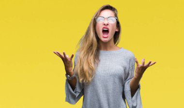 Genç güzel sarışın kadın üzerinde gözlük takan arka plan deli izole ve deli bağırarak ve agresif ifade ve silah kaldırdı bağırıyor. Hayal kırıklığı kavramı.