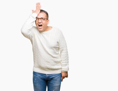 Orta yaş Arap adam gözlük izole arka kafasına hata için el ile sürpriz üzerinde hata hatırlıyorum. Unuttum, kötü bellek kavramı.