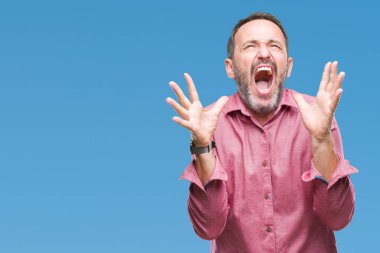 İzole arka plan çılgın ve kızgın bağırarak ve agresif ifade ve silah kaldırdı bağırmaya orta yaş ağarmış komuta sizde. Hayal kırıklığı kavramı.