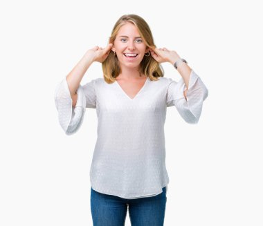 Güzel genç zarif kadın izole arka plan gülen çekerek kulakları ile parmak, komik hareketi yüzünden. Seçmelere sorun