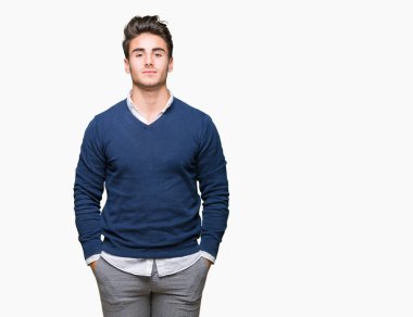 Genç yakışıklı iş adamı yüzünde ciddi bir ifade ile izole arka plan üzerinde. Basit ve doğal kameraya bakıyor.