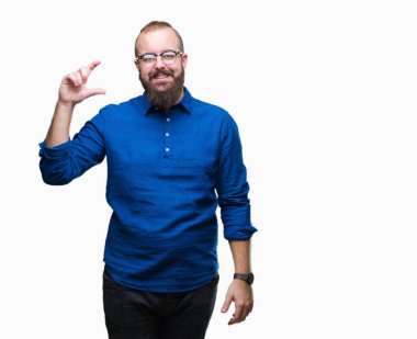 İzole arka plan gülümseyen ve boyutu işaret parmaklı ararken ve kamera işi el ile kendinden emin eller üzerinde gözlük takan Genç beyaz hipster adam. Ölçü kavramı.