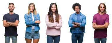 Afrikalı-Amerikalı, İspanyol ve Çinli grup izole beyaz arka plan mutlu yüzüne çapraz silah kameraya bakarak ile gülümseyen insan bileşimi. Olumlu bir kişi.